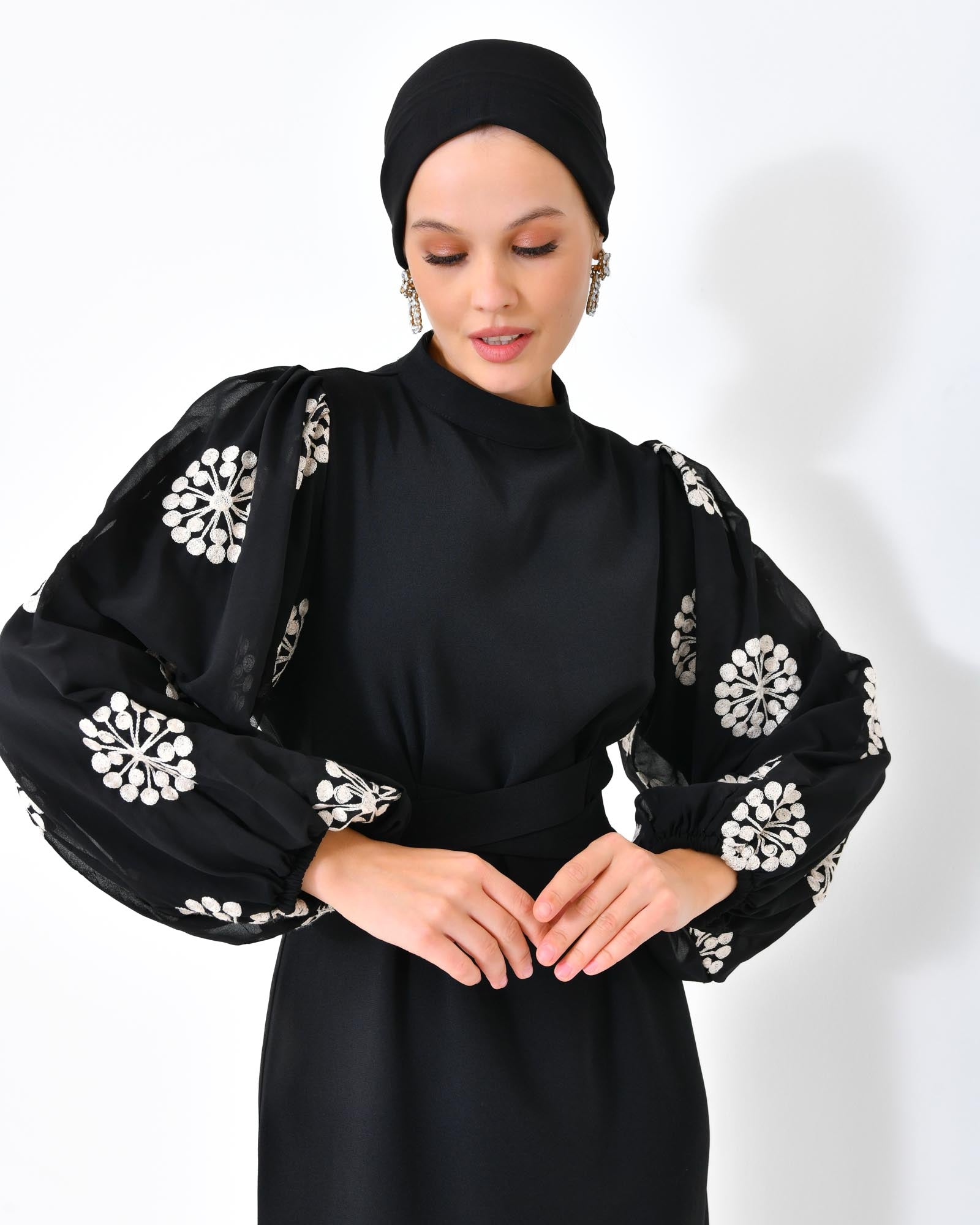 Besticktes Kleid mit Ballonärmeln
